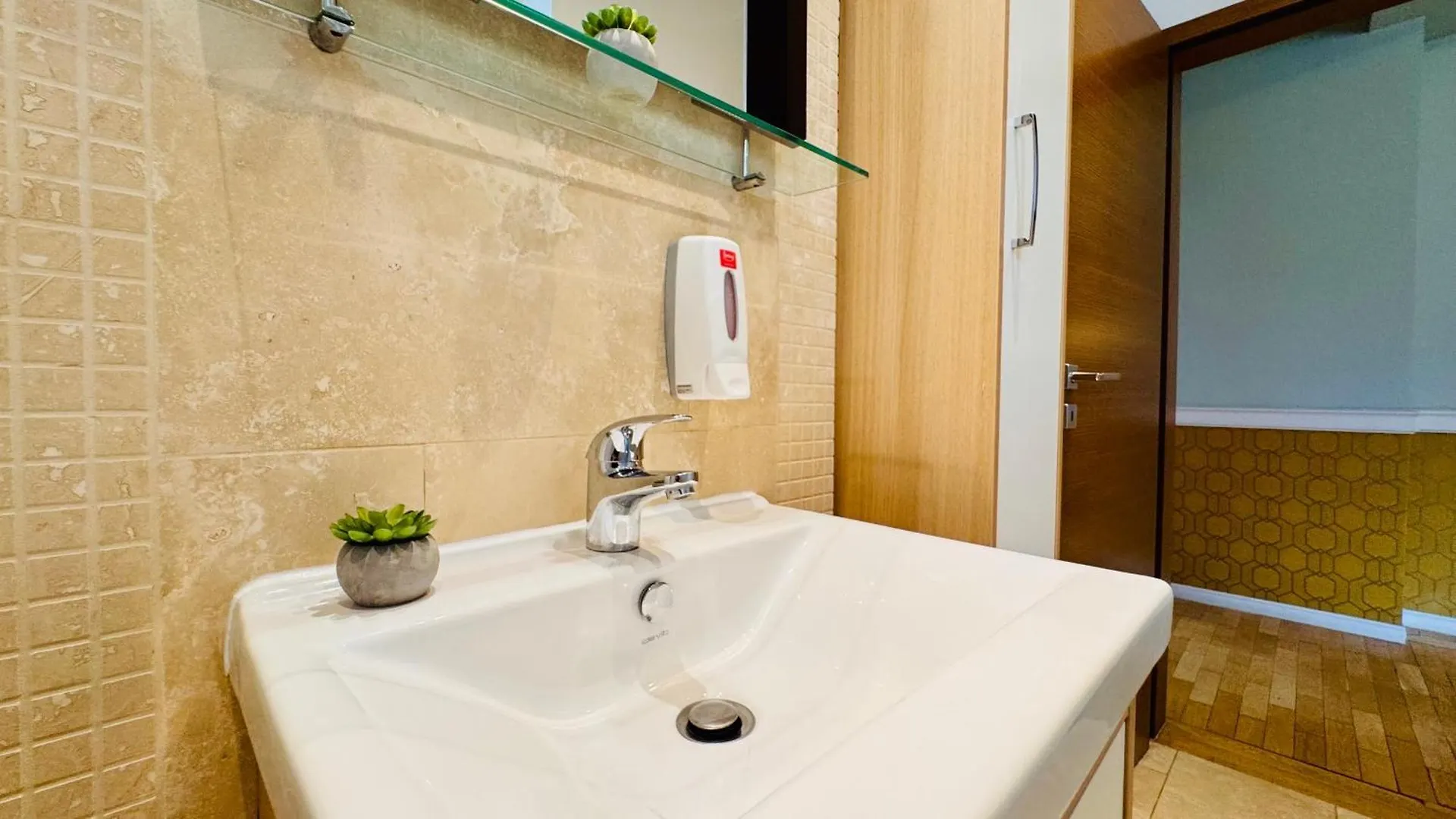 Cozy Modern Retreat - 2 Bedroom Apartment Steps From Piata Victoriei Bucarest