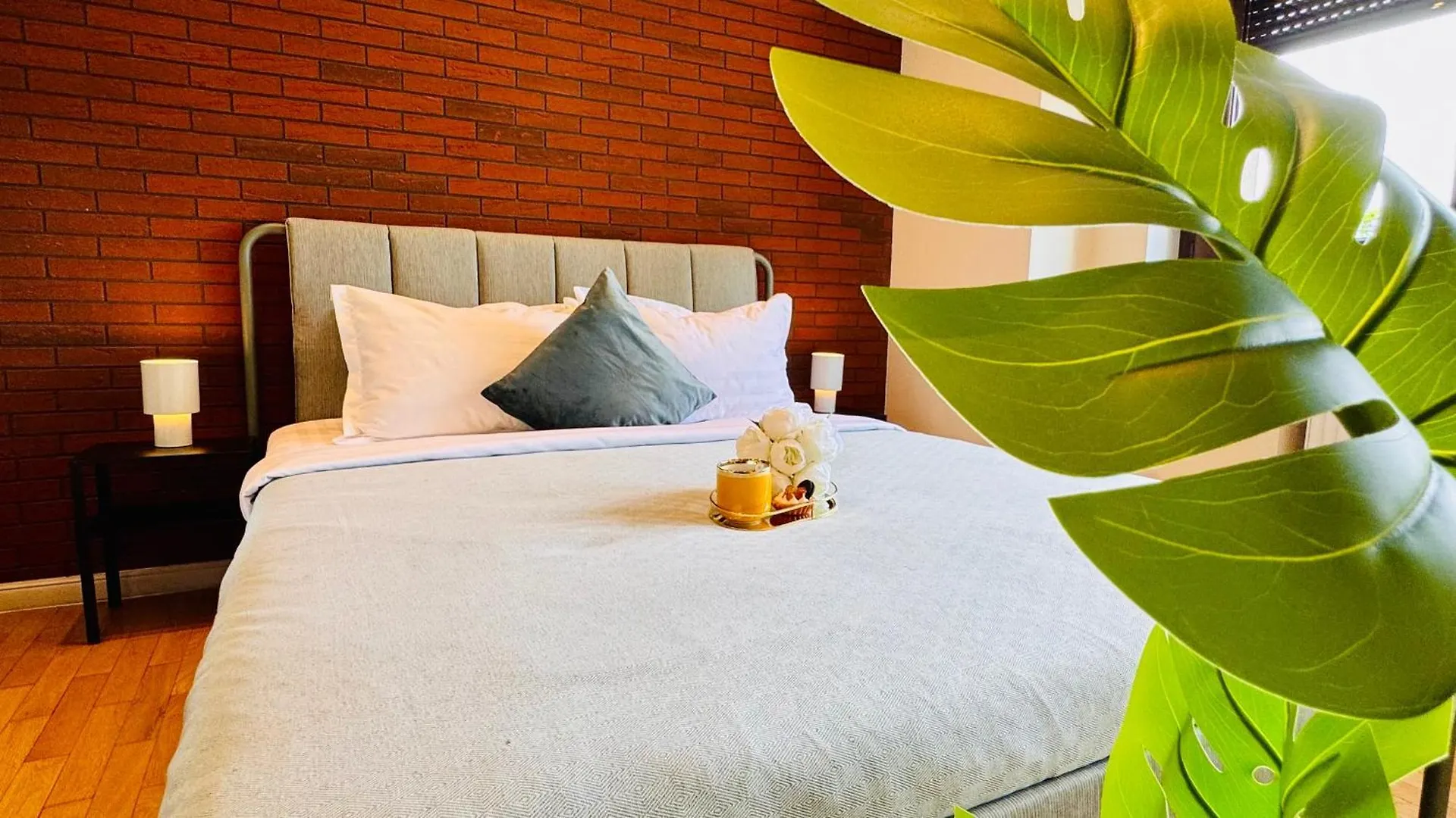Cozy Modern Retreat - 2 Bedroom Apartment Steps From Piata Victoriei Bucarest