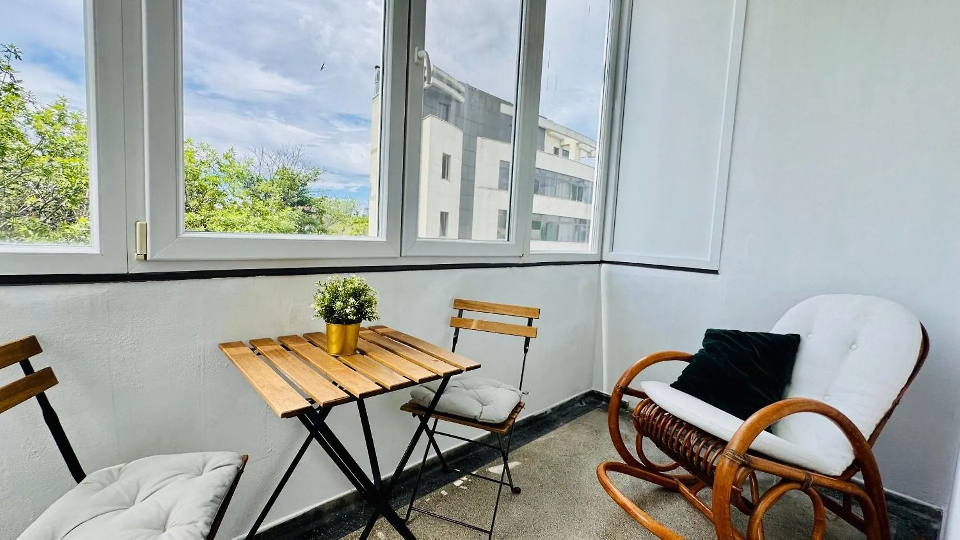 Cozy Modern Retreat - 2 Bedroom Apartment Steps From Piata Victoriei Bucarest