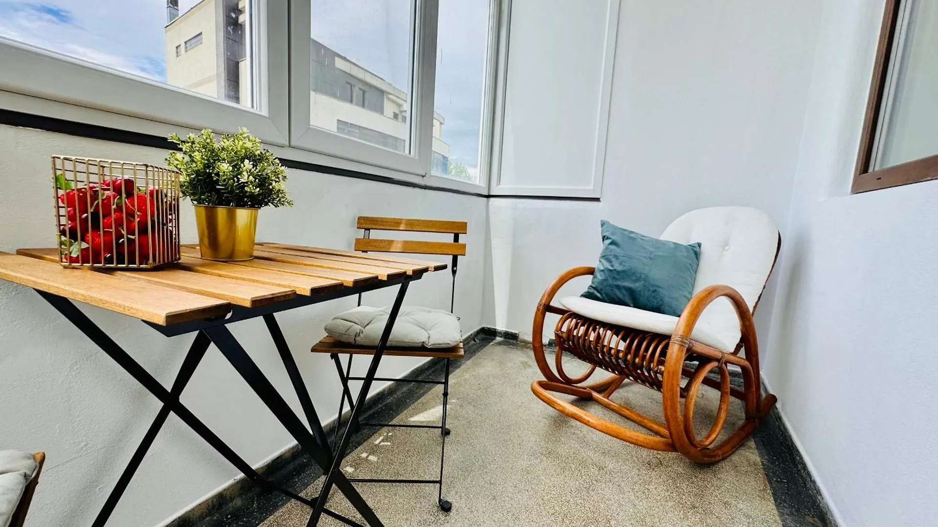 Cozy Modern Retreat - 2 Bedroom Apartment Steps From Piata Victoriei Bucarest
