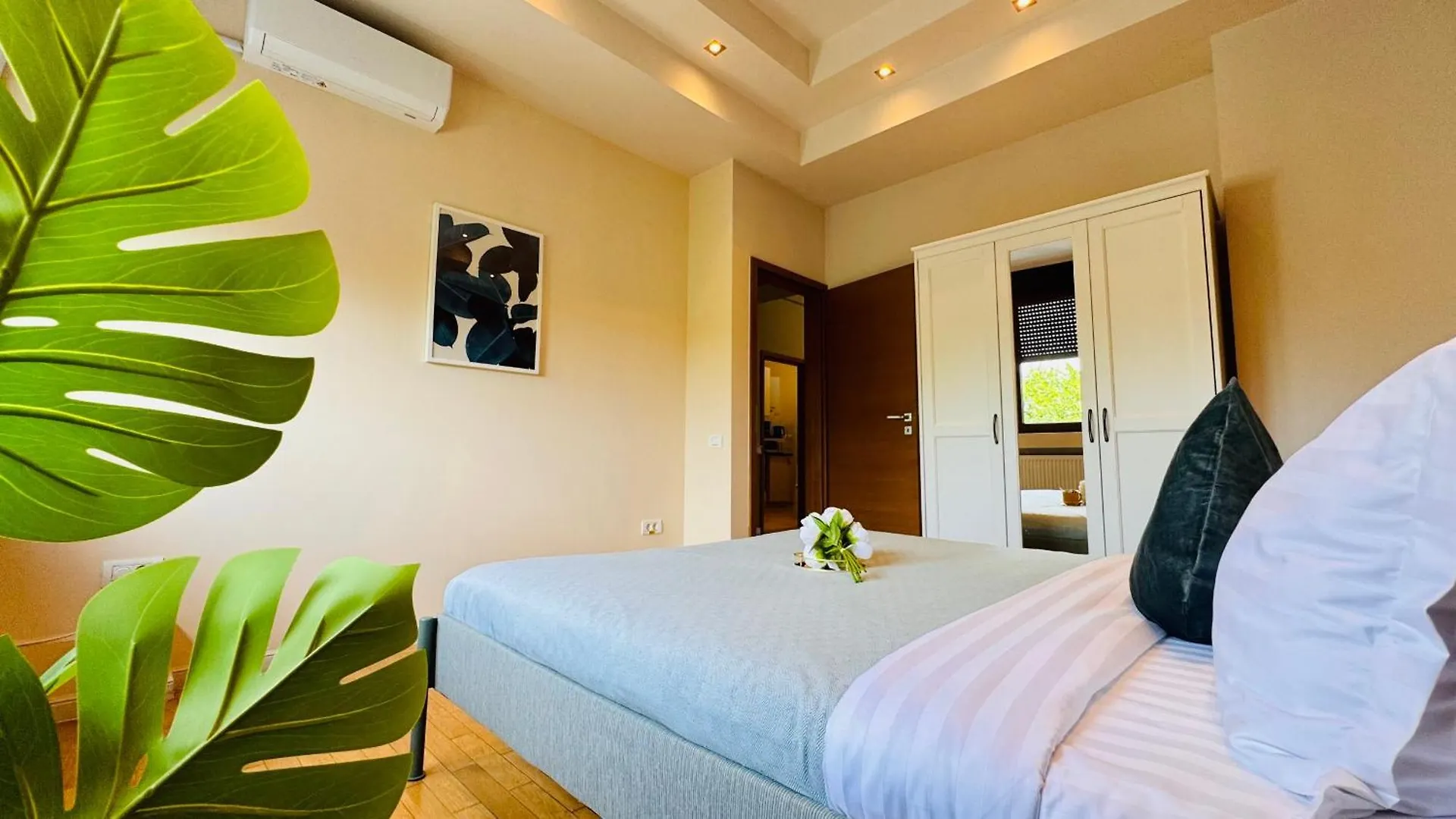 Cozy Modern Retreat - 2 Bedroom Apartment Steps From Piata Victoriei Bucarest