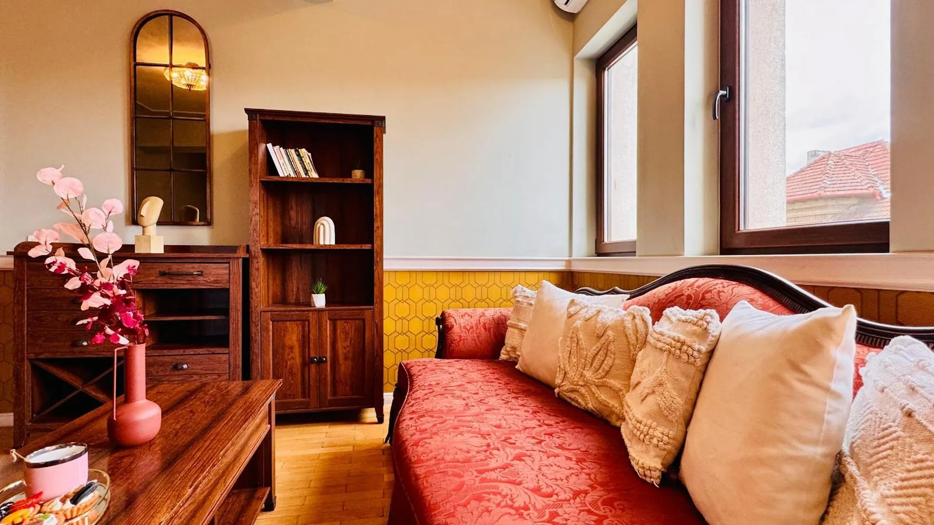 Cozy Modern Retreat - 2 Bedroom Apartment Steps From Piata Victoriei Bucarest