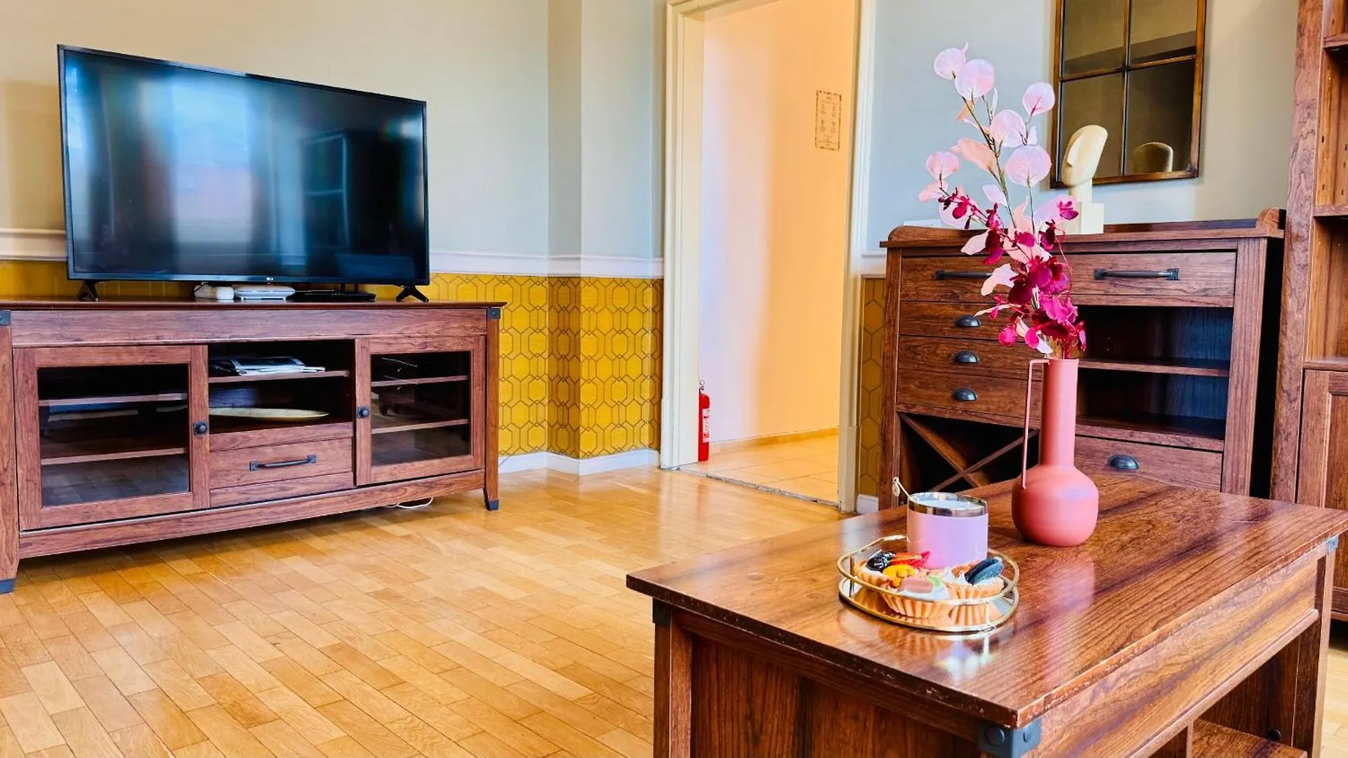 Cozy Modern Retreat - 2 Bedroom Apartment Steps From Piata Victoriei Bucarest