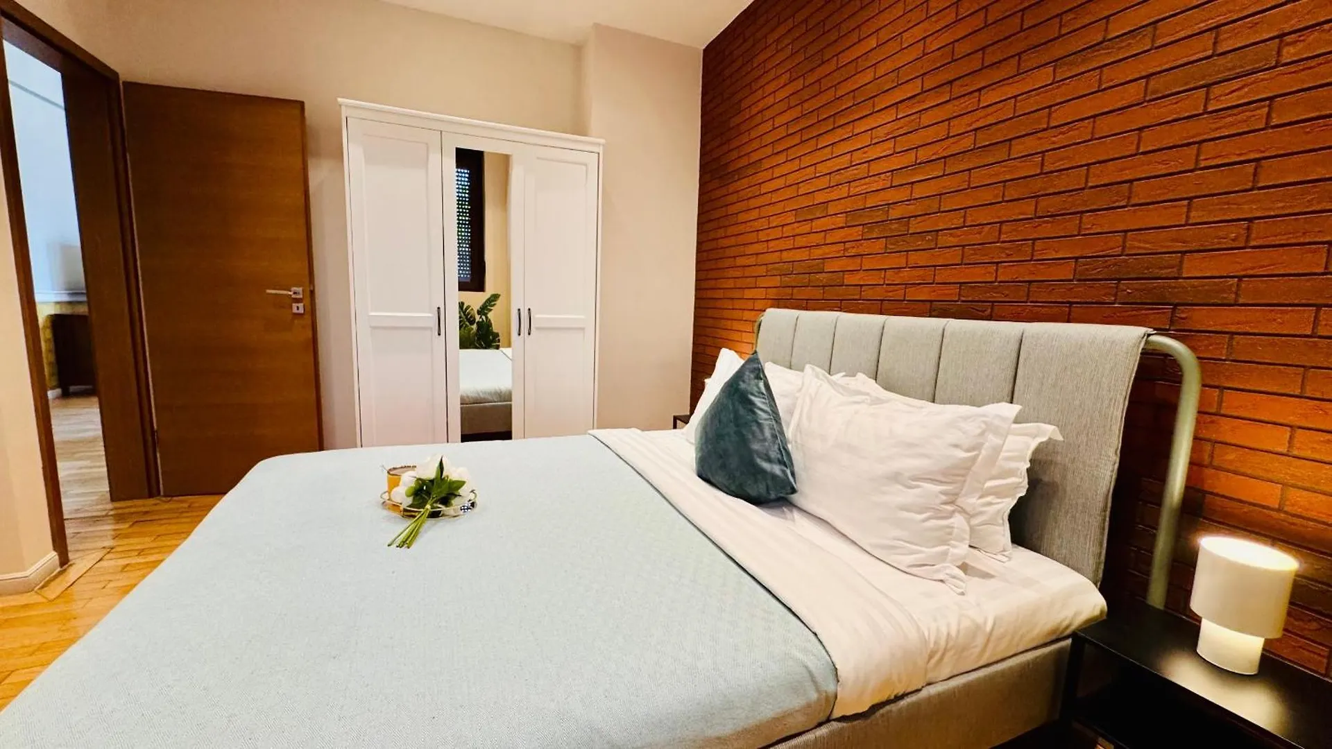Cozy Modern Retreat - 2 Bedroom Apartment Steps From Piata Victoriei Bucarest 0*,  Roumanie