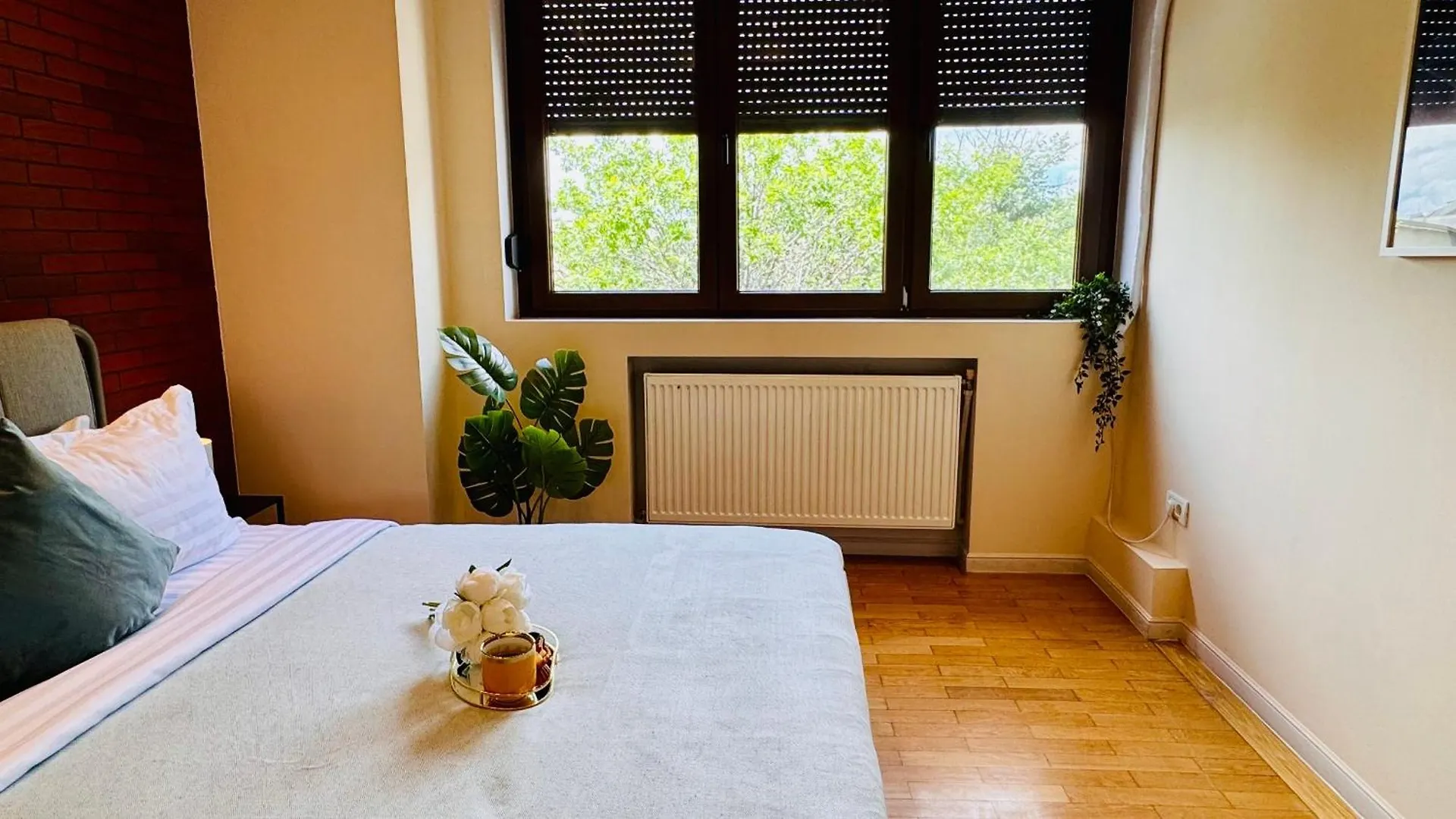 Cozy Modern Retreat - 2 Bedroom Apartment Steps From Piata Victoriei Bucarest