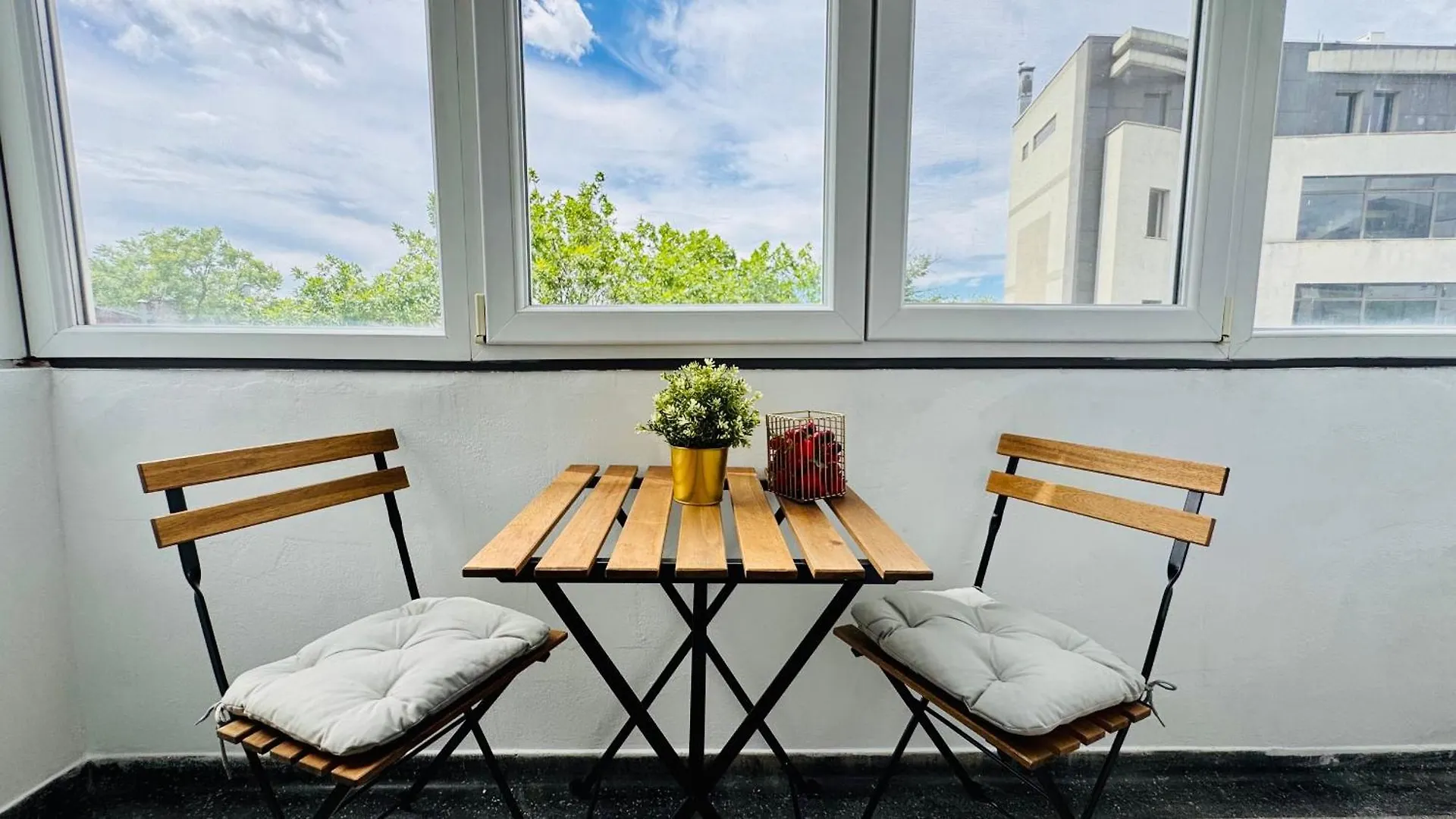 Cozy Modern Retreat - 2 Bedroom Apartment Steps From Piata Victoriei Bucarest