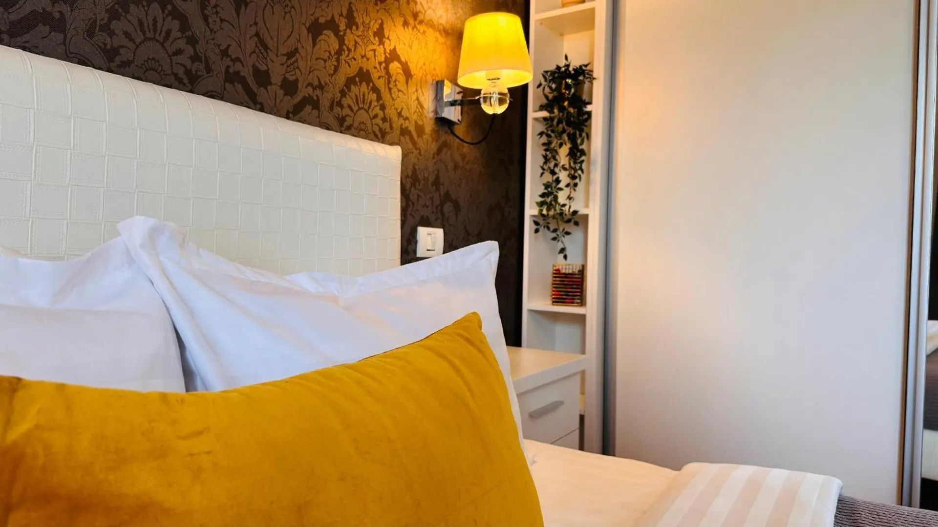 Cozy Modern Retreat - 2 Bedroom Apartment Steps From Piata Victoriei Bucarest
