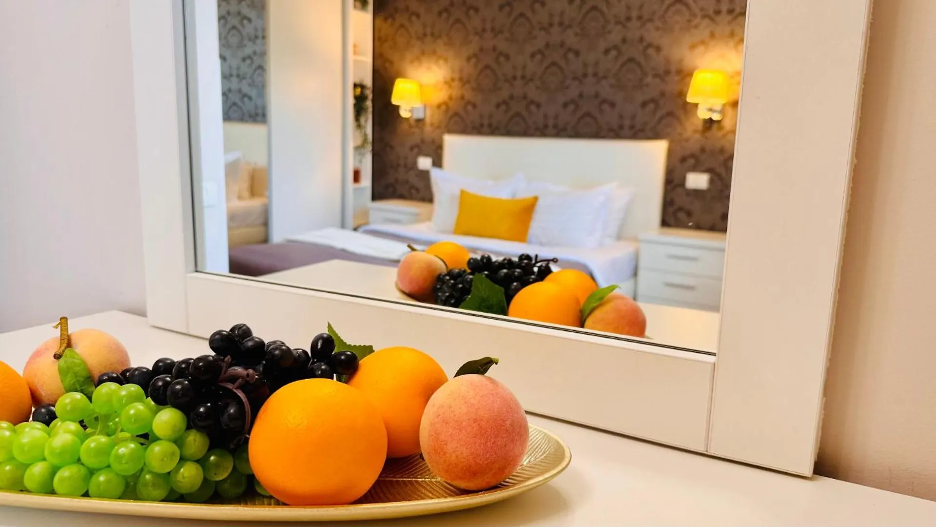 Cozy Modern Retreat - 2 Bedroom Apartment Steps From Piata Victoriei Bucarest
